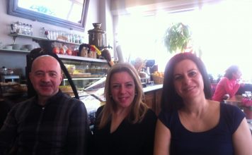 Με τα βάγια στο χέρι