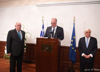 Λυγμοί συγκίνησης από τον ΠτΔ στο ραντεβού με την Ομογένεια