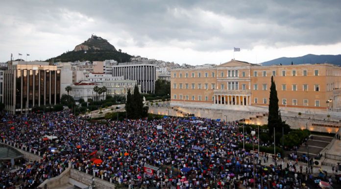 Ανομία και διχασμός στην ελληνική κοινωνία